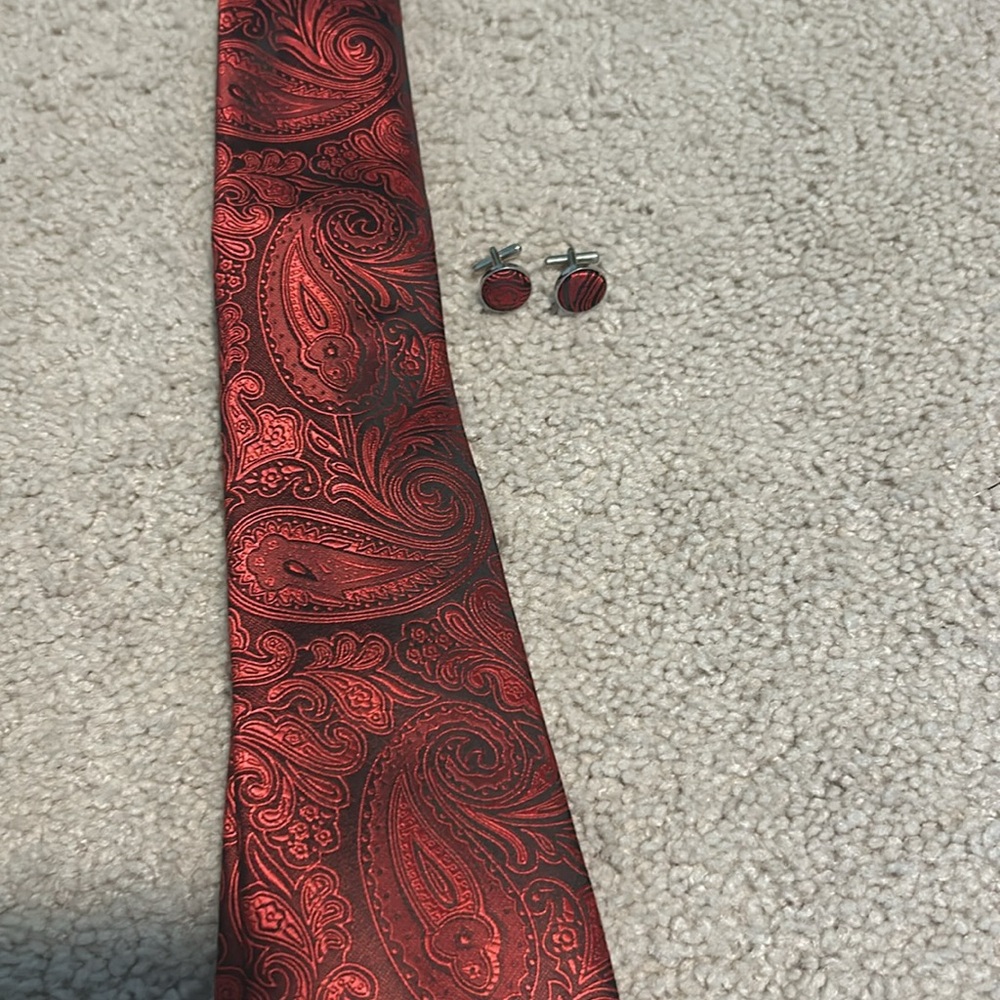 NWT Men’s Necktie and matching cufflinks